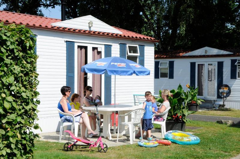 Vakantiepark Wilhelm Tell Superieur Chalet Opglabbeek Luaran gambar